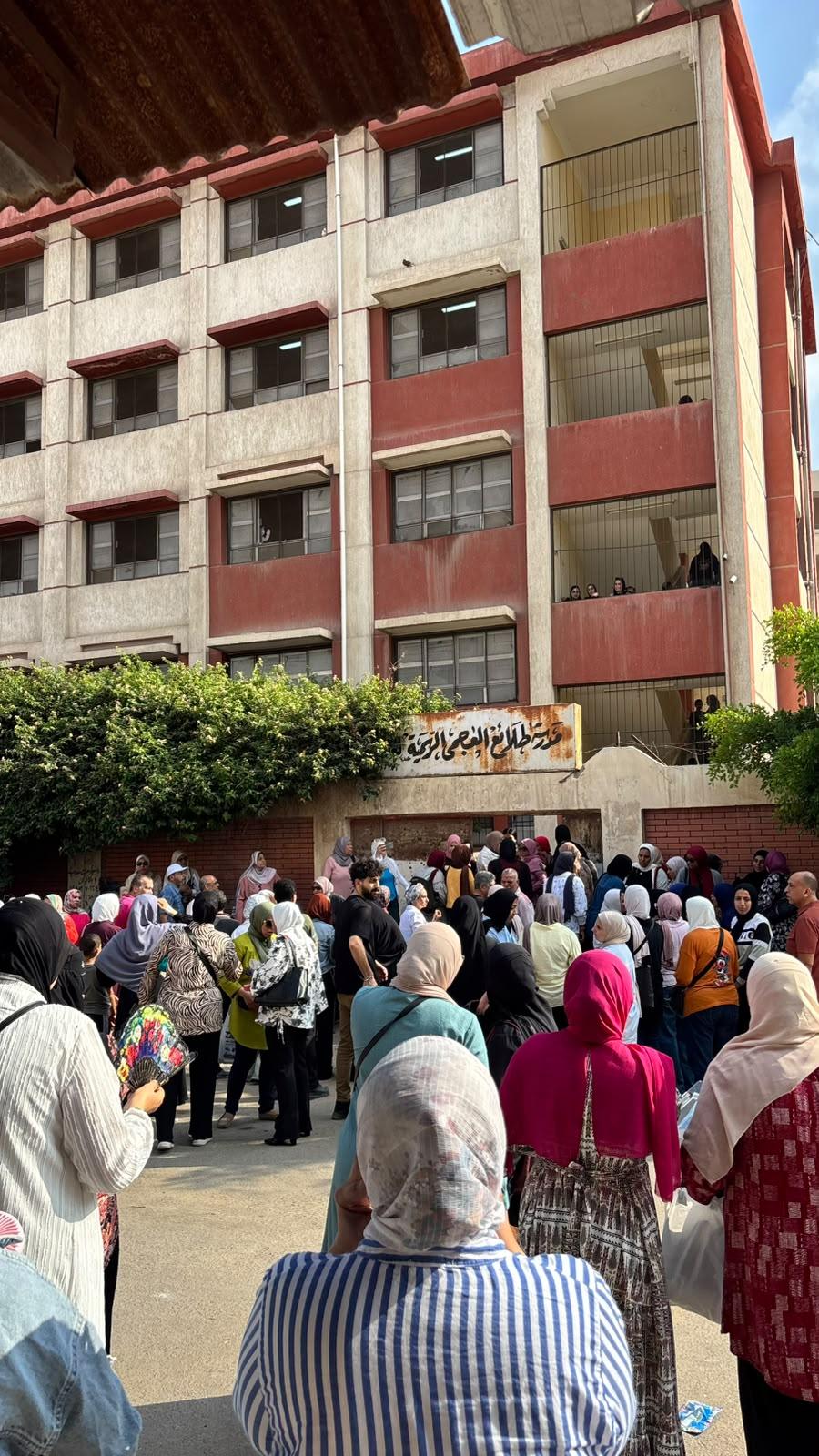 أولياء أمور طلاب الثانوية العامة ينتظرون ابنائهم بقلق وترقب