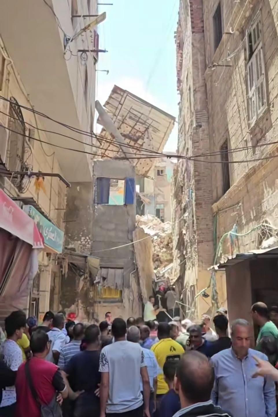 مصاب في انهيار عقار مأهول ببحري والبحث مستمر أسفل الأنقاض