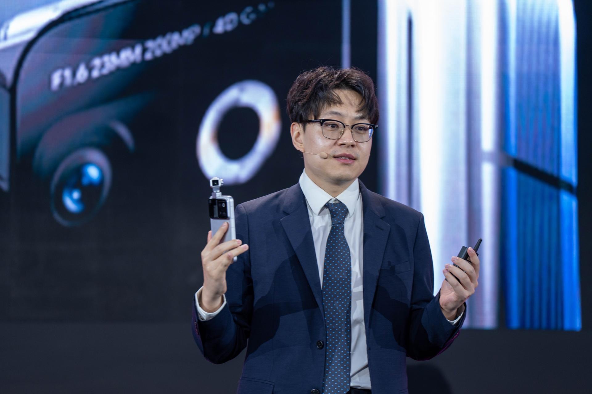 HONOR تطلق Robot Phone بهوية جديدة للهواتف الذكية