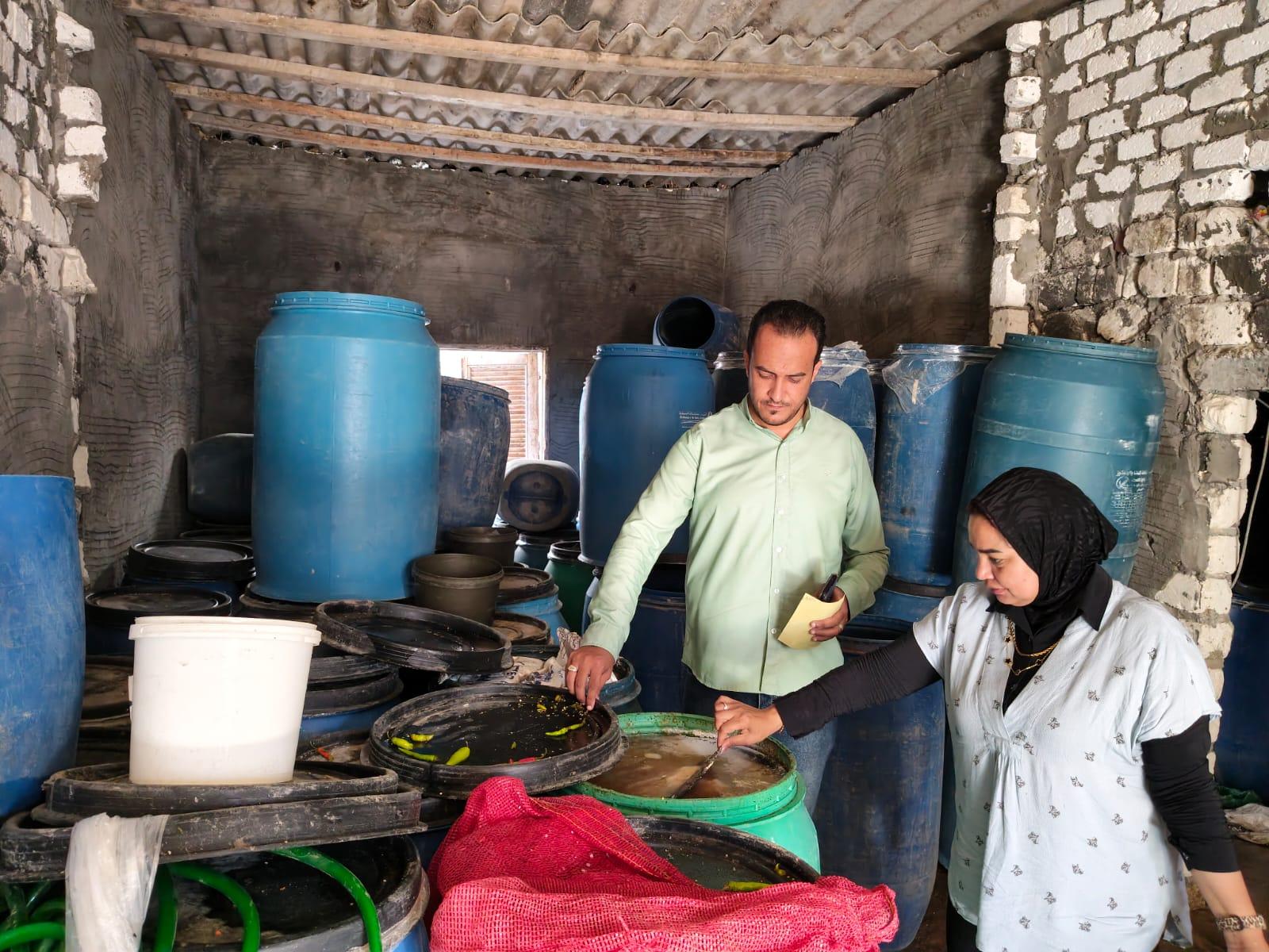 ضبط طن ونصف مخللات مجهولة المصدر داخل منشأة بدون ترخيص