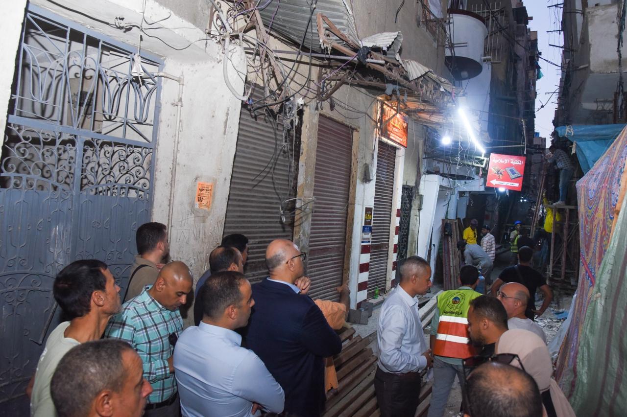 محافظ الإسكندرية يتابع استمرار أعمال تدعيم وتأمين عقار شارع المازني بحي غرب