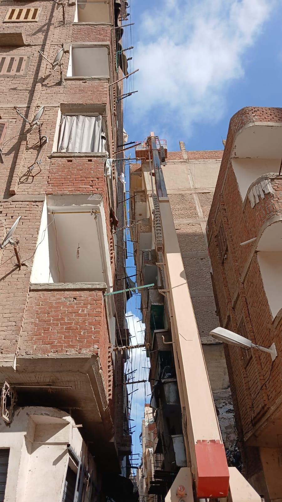 *محافظة الإسكندرية: تواصل أعمال إزالة العقارين المخالفين بشارعي المازني وامبروزو لدرء الخطورة وحماية أرواح المواطنين*