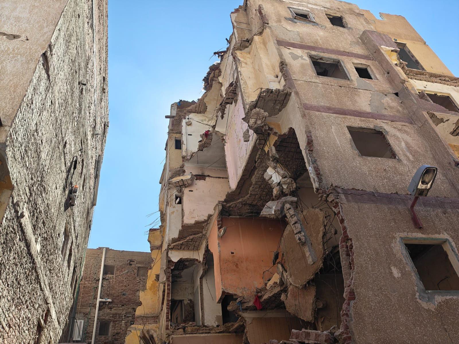 محافظ الإسكندرية يوجّه بسرعة رفع الأنقاض وفتح الطريق أمام حركة المواطنين عقب انهيار عقار خالٍ من السكان بمنطقة ابو قير بحي المنتزه ثان دون وقوع خسائر أو إصابات