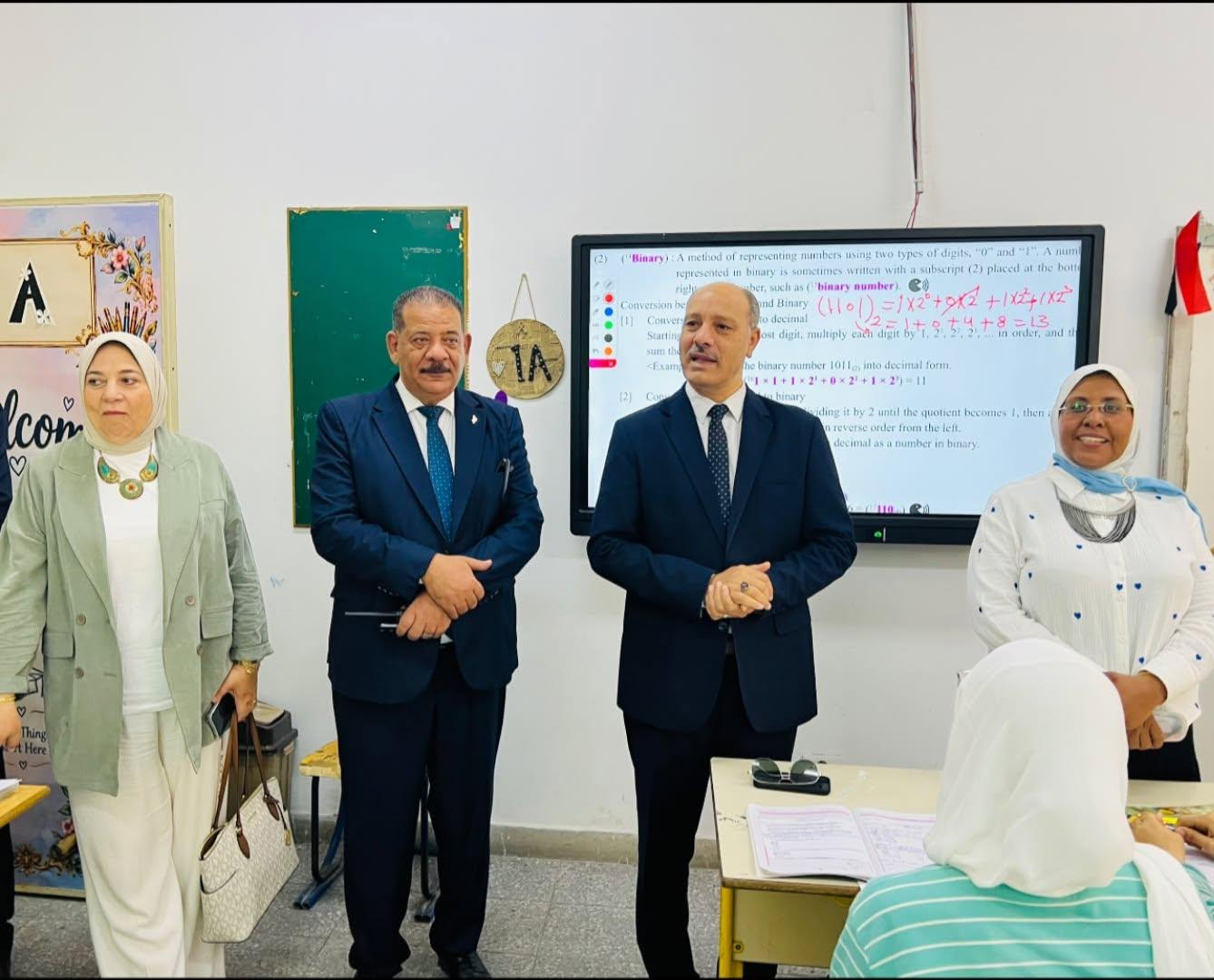 من قلب الفصول.. عربي أبو زيد يتابع انتظام الدراسة بمجمع زهران الرسمية لغات بشرق الإسكندرية.. وحوار أبوي مع الطلاب ورسائل تحفيزية للمعلمين