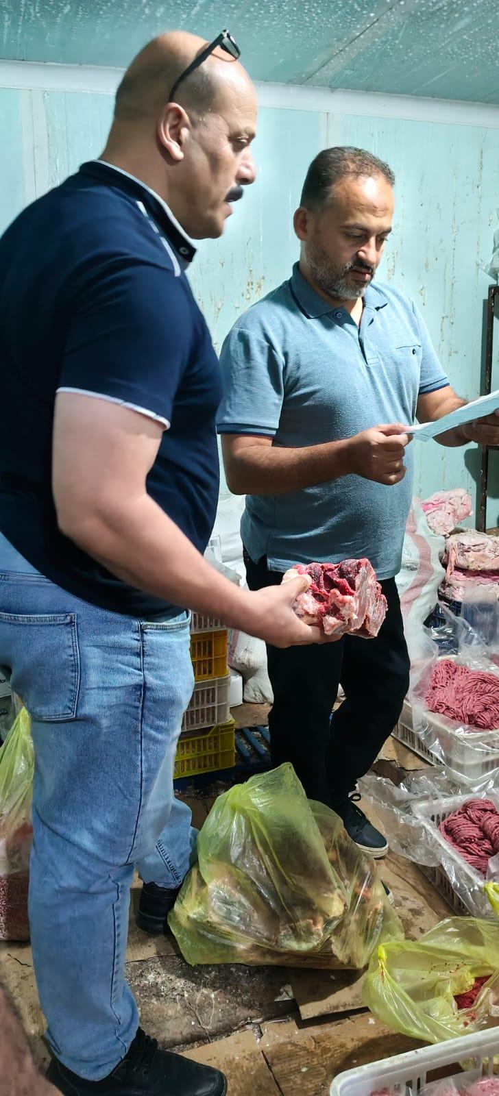 ضبط أكثر من نصف طن مصنعات لحوم مجهولة المصدر  بأحد الثلاجات