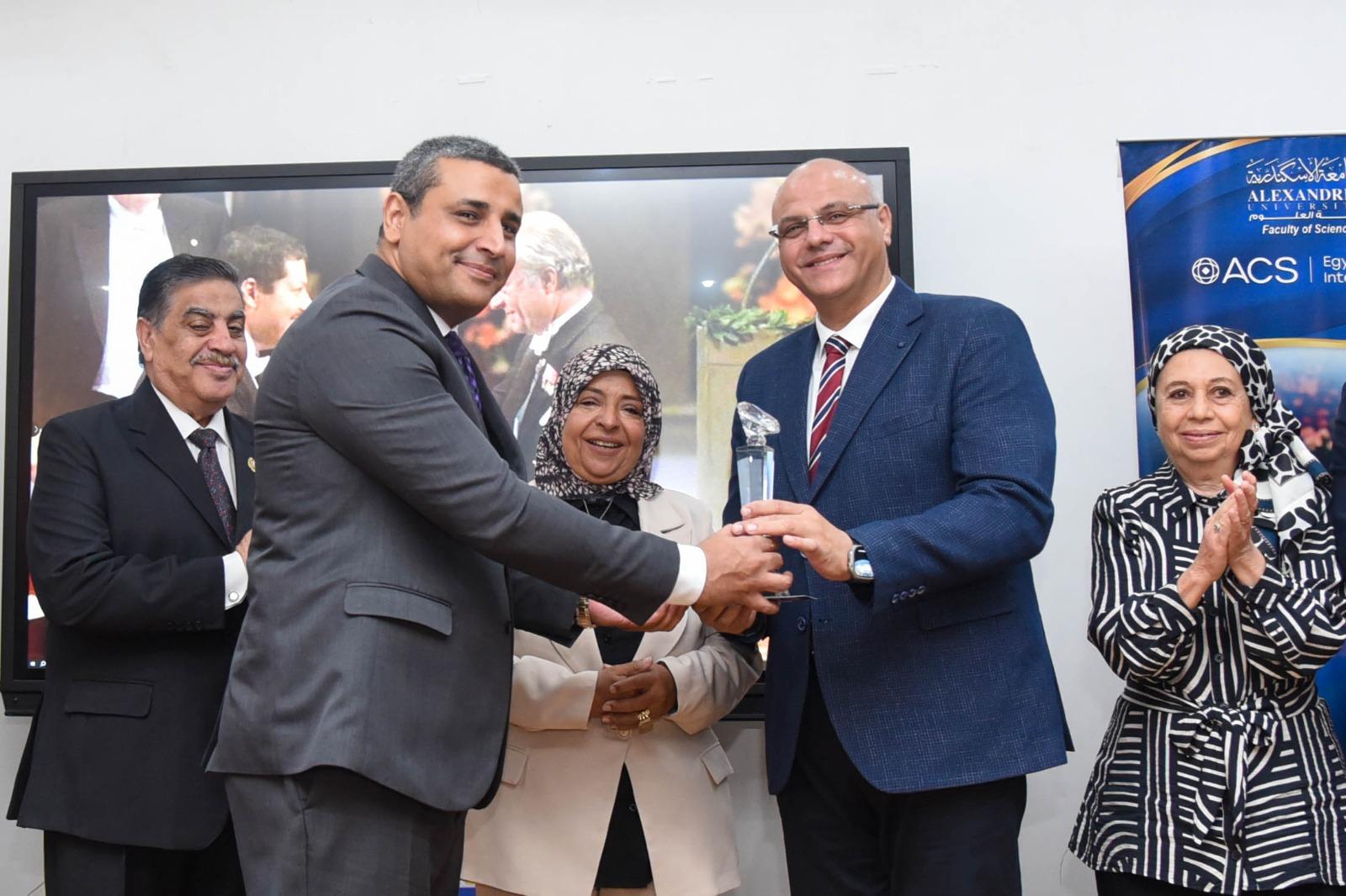 محافظ الإسكندرية يشهد احتفالية «يوم الوفاء للعالم الجليل الدكتور أحمد زويل» بكلية العلوم جامعة الإسكندرية
