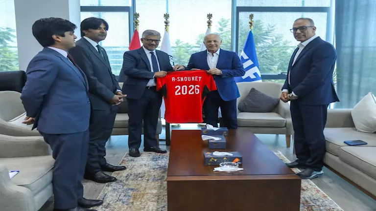 إعداد الكوادر.. تفاصيل جلسة هاني أبو ريدة مع السفير الباكستاني في مصر