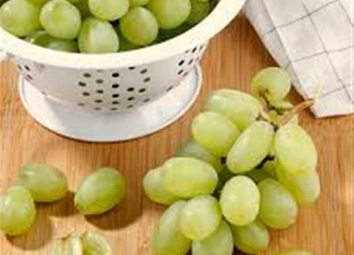 هل غسل العنب قبل تخزينه يقلل مدة صلاحيته؟
