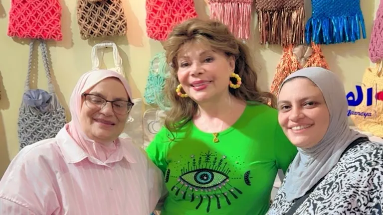 الفنانة صفاء أبو السعود تتفقد جناح "القومي للمرأة" بمعرض "ديارنا" 