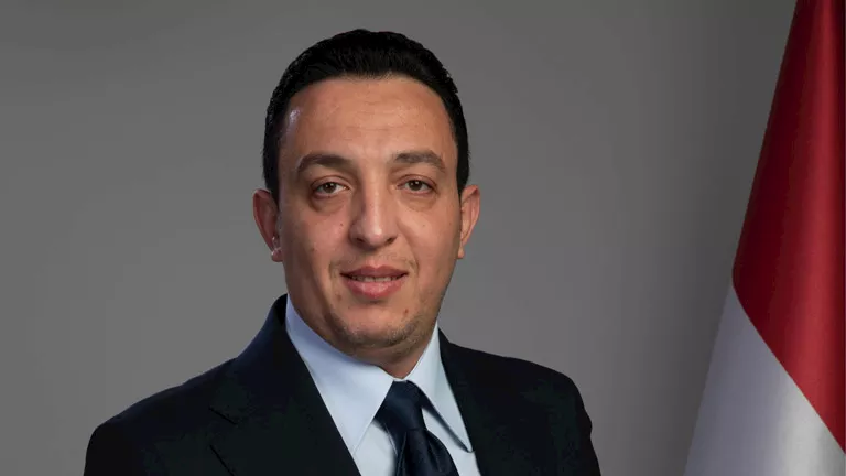 هل تتجه الفيفا لمعاقبة حسام حسن بعد رفعه علم فلسطين؟.. عضو اتحاد الكرة يجيب