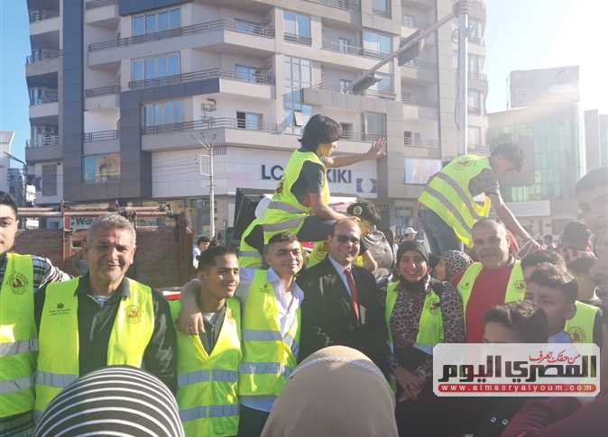 بـ«توزيع الهدايا والحلوى».. متطوعو الجمعيات الأهلية يشاركون المواطنين فرحة العيد بالدقهلية