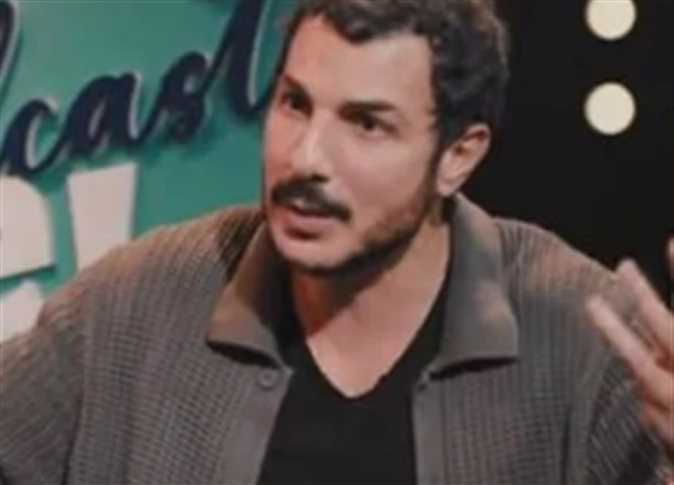 باسل خياط: مراتي تملأ المخدة بدموعها بسبب المعجبات (فيديو)