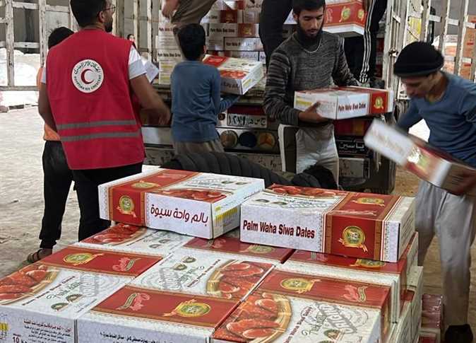 تضامنًا مع فلسطين.. محافظ مطروح يطلق قافلة إغاثة عاجلة لغزة