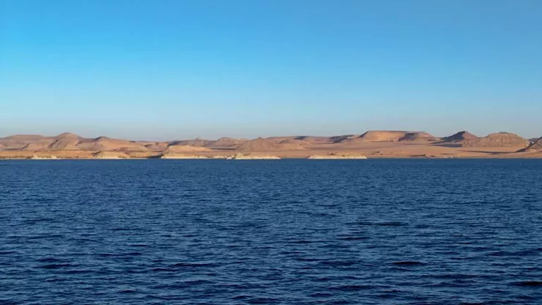 هل تأثرت مياه بحيرة ناصر بعد غرق صندل بالسد العالي؟.. وزير الري يحسم الجدل