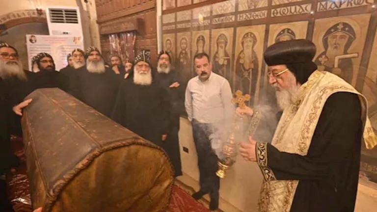 بالصور.. البابا تواضروس الثاني يُطيب جسد القديس الأنبا بيشوي بديره في وادي النطرون