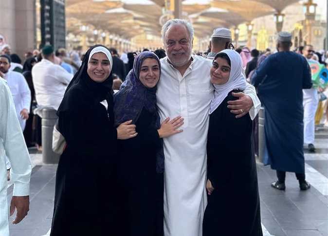 من أمام الكعبة.. نجوم يؤدون العمرة خلال عيد الفطر (صور)