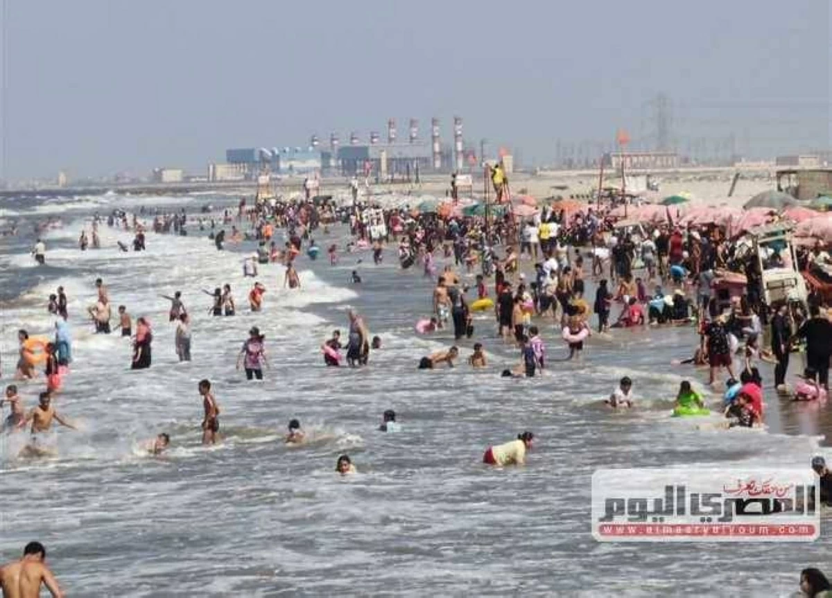 إنقاذ شابين بعد تعرضهما للغرق بشاطئ جمصة