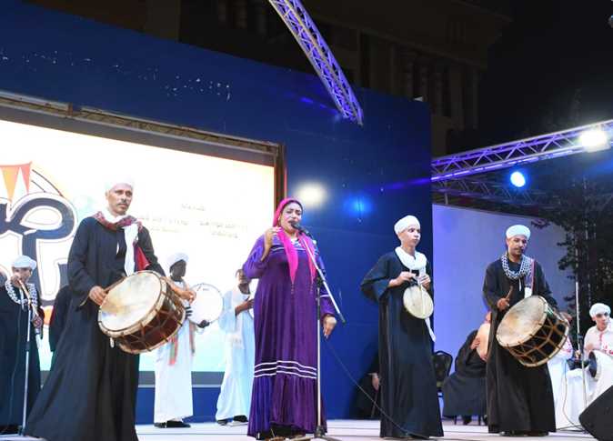في أول عروضها.. فرقة النيل للغناء الشعبي تتألق على مسرح النادي الاجتماعي بمطروح