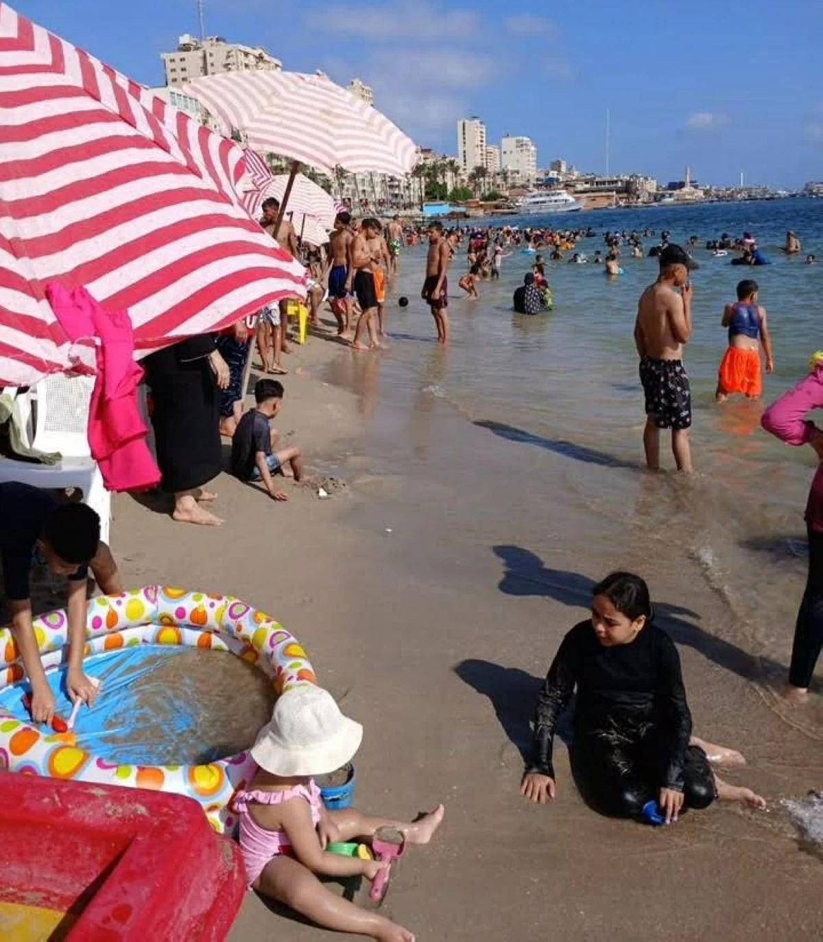 بسبب موجة الحر.. إشغالات شواطئ الإسكندرية تصل لـ 100%