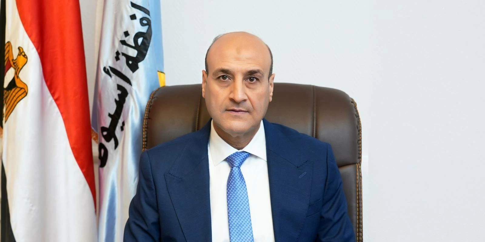 يعاني من انسداد معوي وتنقلّ بين 3 مستشفيات.. محافظ أسيوط يتابع الحالة الصحية للطفل «محمود»