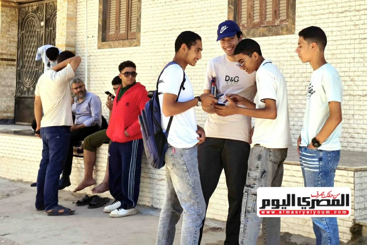 طلاب القسم العلمى بالشهادة الثانوية الأزهرية يؤدون امتحان «الأحياء».. ولا شكاوى من صعوبة الأسئلة (صور)