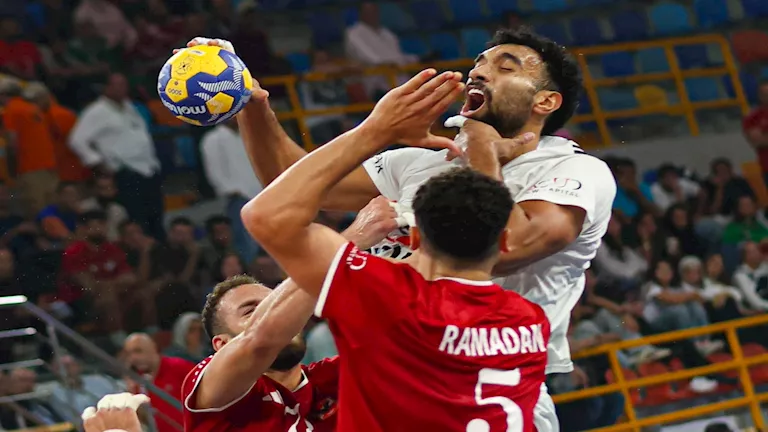 استعدادات  جمهور الأهلي والزمالك للتشجيع في مباراة برونزية كأس العالم للأندية لكرة اليد (فيديو)