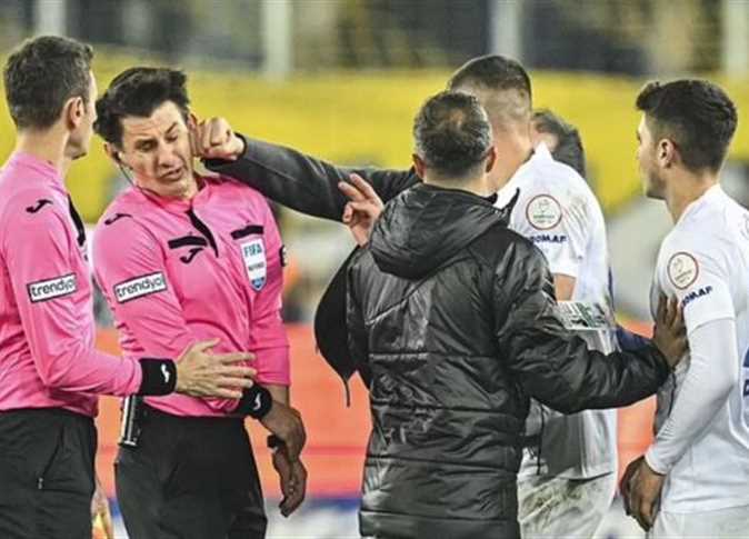 صاحب لكمة شهيرة.. من هو خليل أوموت حكم مباراة الأهلي والزمالك في السوبر؟