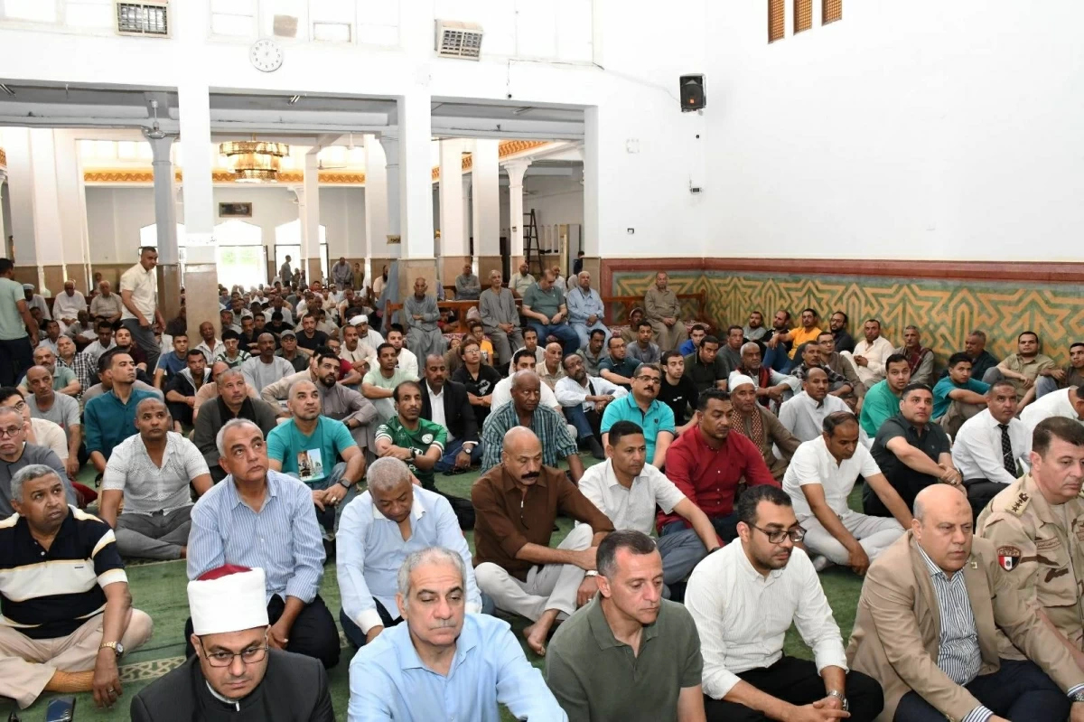محافظ أسوان يستمع لمطالب المواطنين ويوجه بسرعة حلها