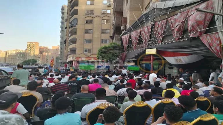 بالصور.. زحام كبير بمقاهي فيصل لمتابعة مباراة مصر والأرجنتين في كأس العالم 2026