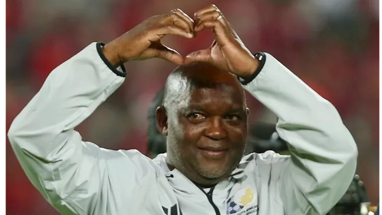 بالصور.. الجماهير المصرية تحيي بيتو موسيمياني مدرب جنوب أفريقيا