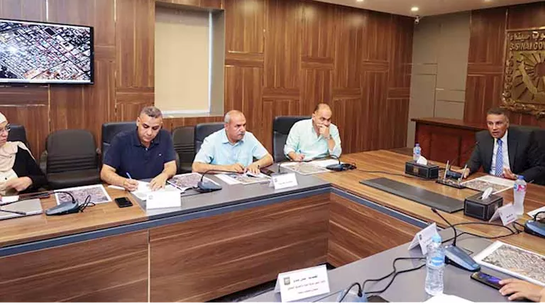 محافظ جنوب سيناء يبحث تطوير طرق المنشية والأمل بمدينة الطور