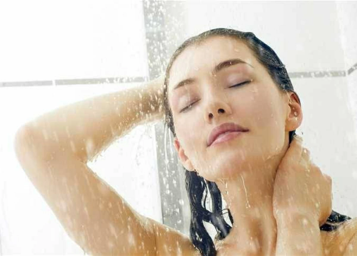أخطاء شائعة في الاستحمام تدمر البشرة (تحذير من خبراء الجلدية)