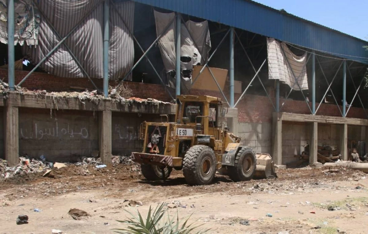 رفع 380 طن مخلفات بمناطق السيل وعزب كيما والسماد فى أسوان