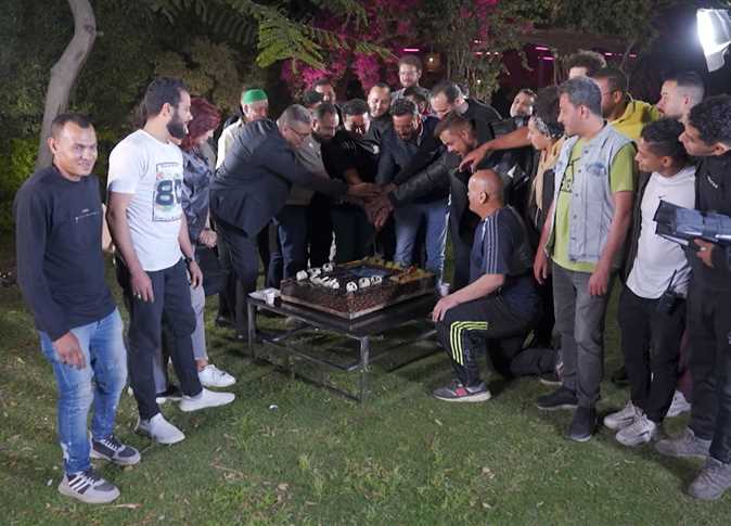 عمرو الليثي يكرم مصطفي شعبان وأسرة مسلسل «المعلم» (صور)