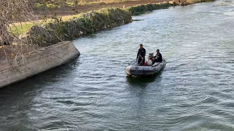 فرق الإنقاذ النهري تبحث عن سائق سقط في مجرى مائي إثر حادث اصطدام بالتبين