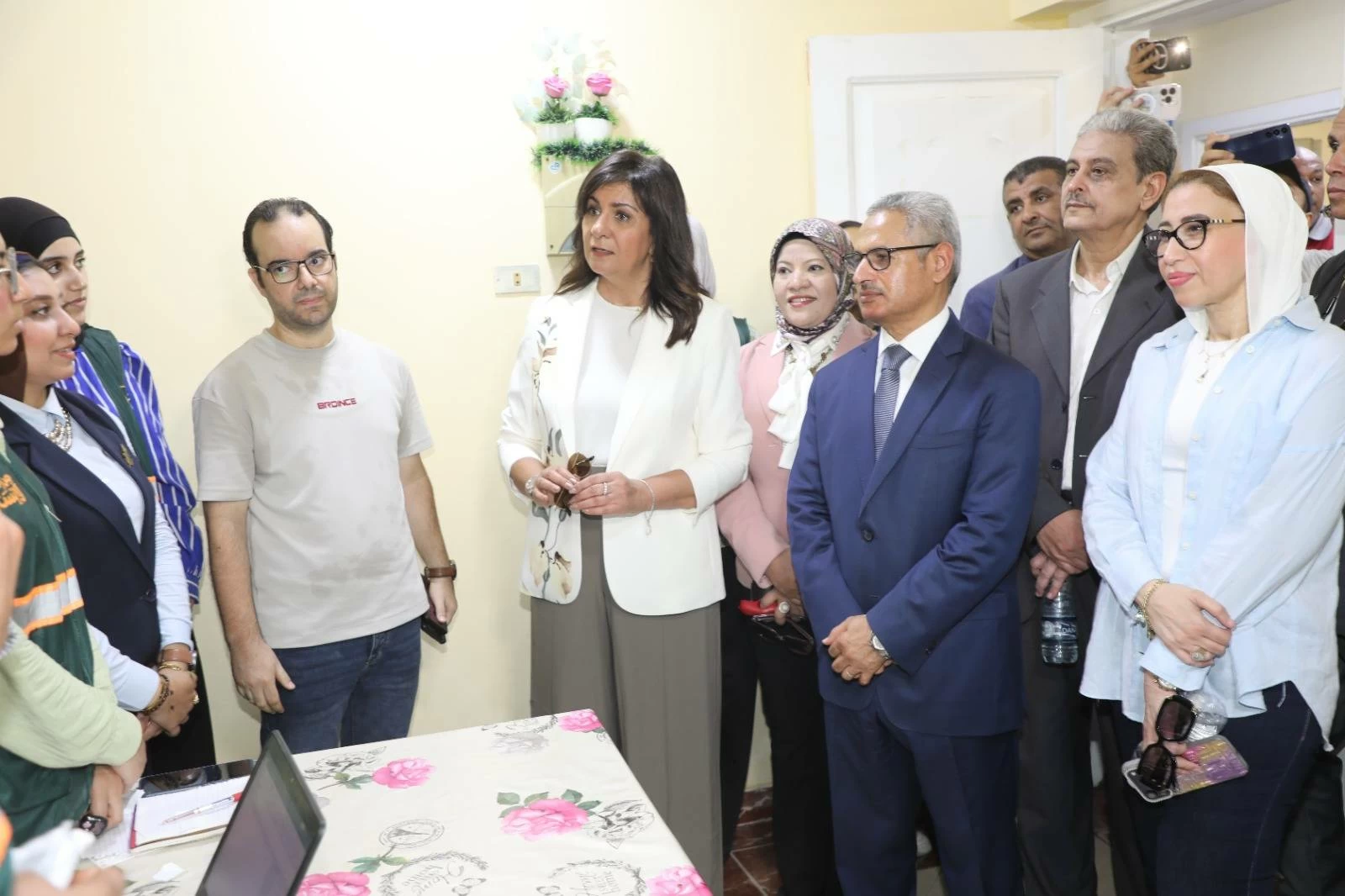 محافظ بني سويف وسفيرة التحالف الوطني يتفقدان قافلة إيد واحدة بباروط وتقديم آلاف المساعدات والخدمات الطبية بالمجان