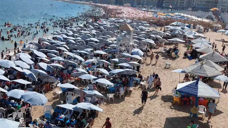 لا تذهبوا لستانلي والهانوفيل.. تعرف على نسب الإشغال بشواطئ الإسكندرية- صور