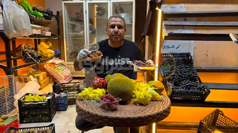 ليست ذهبًا أو مجوهرات.. فاكهة تباع بالجرام والفص في الشرقية -فيديو وصور