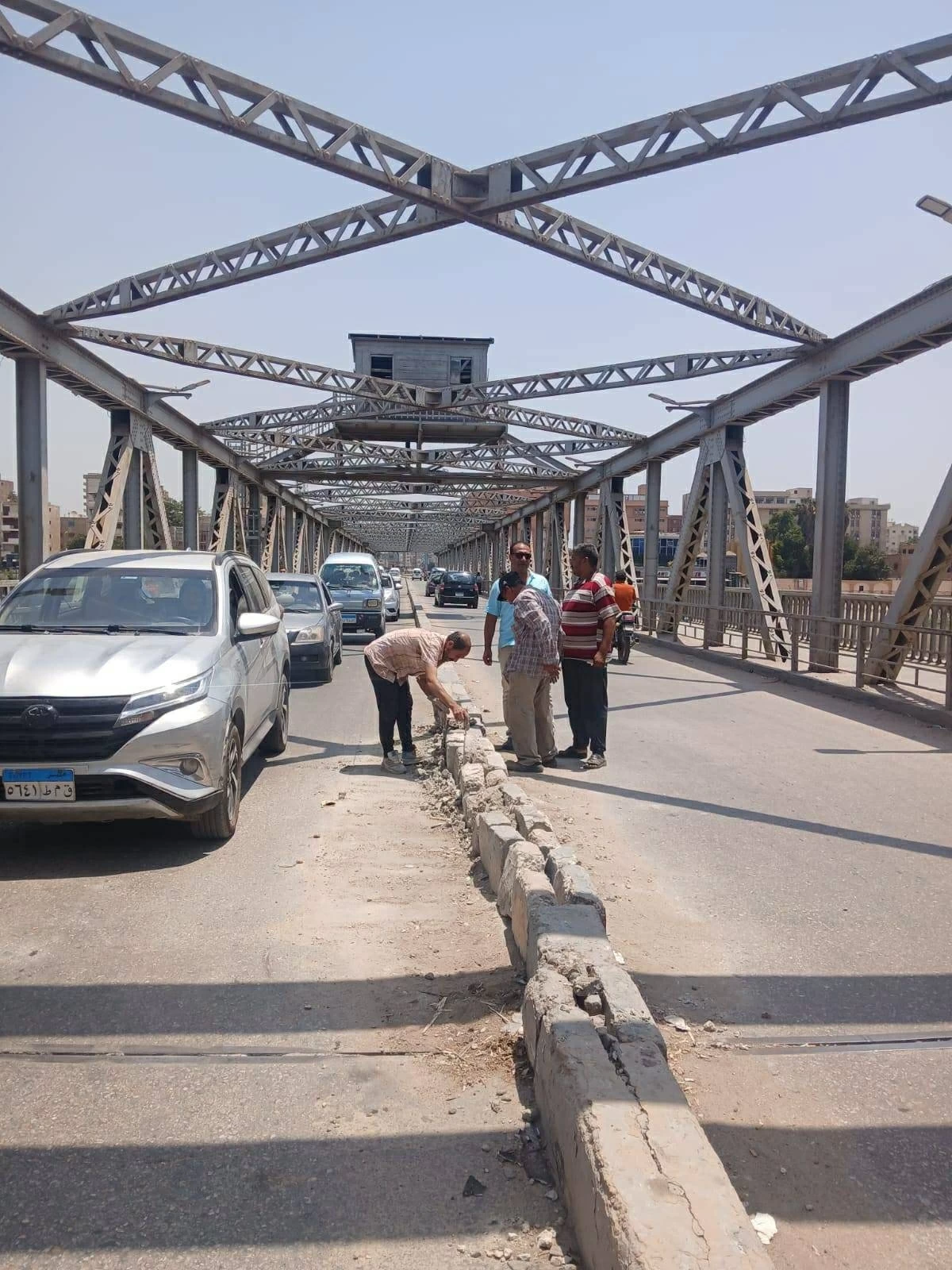 إصلاح تلفيات كوبرى كفر الجزار ببنها بعد حادث تكسير الرصيف الأوسط