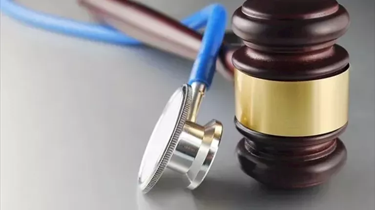 قانون المسئولية الطبية..  تعرف على الحالات التي يسمح فيها بإفشاء سر المريض 
