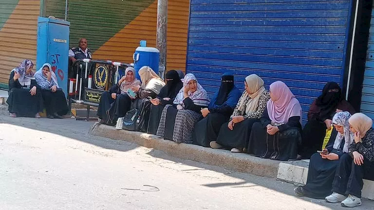 "دعوات تحت الشمس".. أولياء الأمور يفترشون الأرض أمام لجان الثانوية العامة بالمنوفية- صور