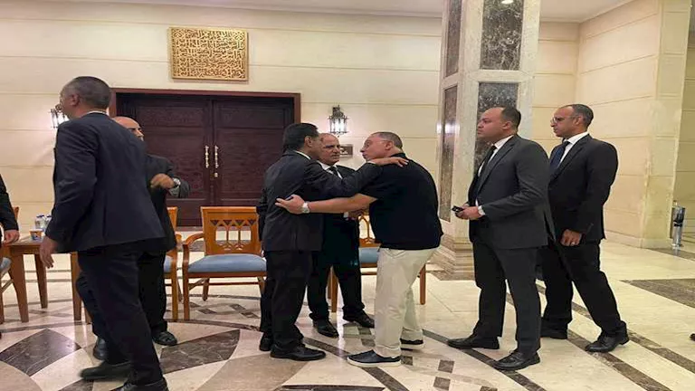 "بينهم مرتجي وأبو زيد".. أبرز الحضور في عزاء والدة طارق قنديل عضو مجلس إدارة الأهلي