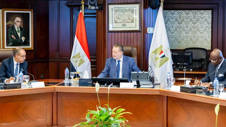 محافظ المركزي يبحث مع وزير الخارجية ورئيس أفريكسيم بنك تحضيرات عقد منتدى إفريقيا للأعمال في العلمين