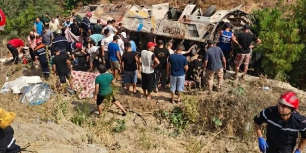 الجزائر تعلن الحداد 3 أيام بعد مصرع 25 شخصًا في حادث سقوط حافلة في منحدر