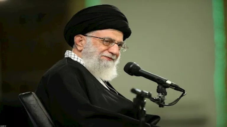 ظهور نادر لقائد الحرس الثوري الإيراني إلى جانب نعش خامنئي في طهران
