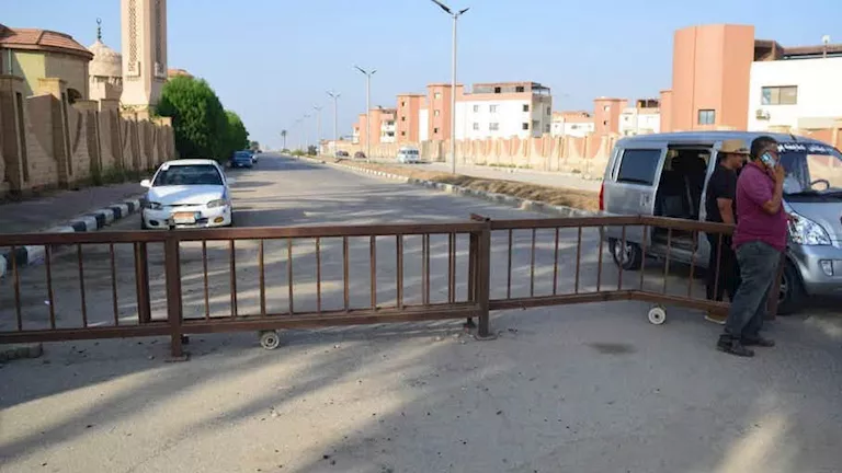"ارجع مفيش بحر".. بوابات على مداخل شاطئ بورفؤاد لمنع دخول المصطافين - صور