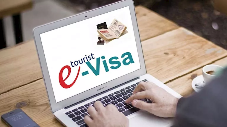 التأشيرة الإلكترونية تبدأ اليوم.. المزايا والرسوم وخطوات الحصول عليها