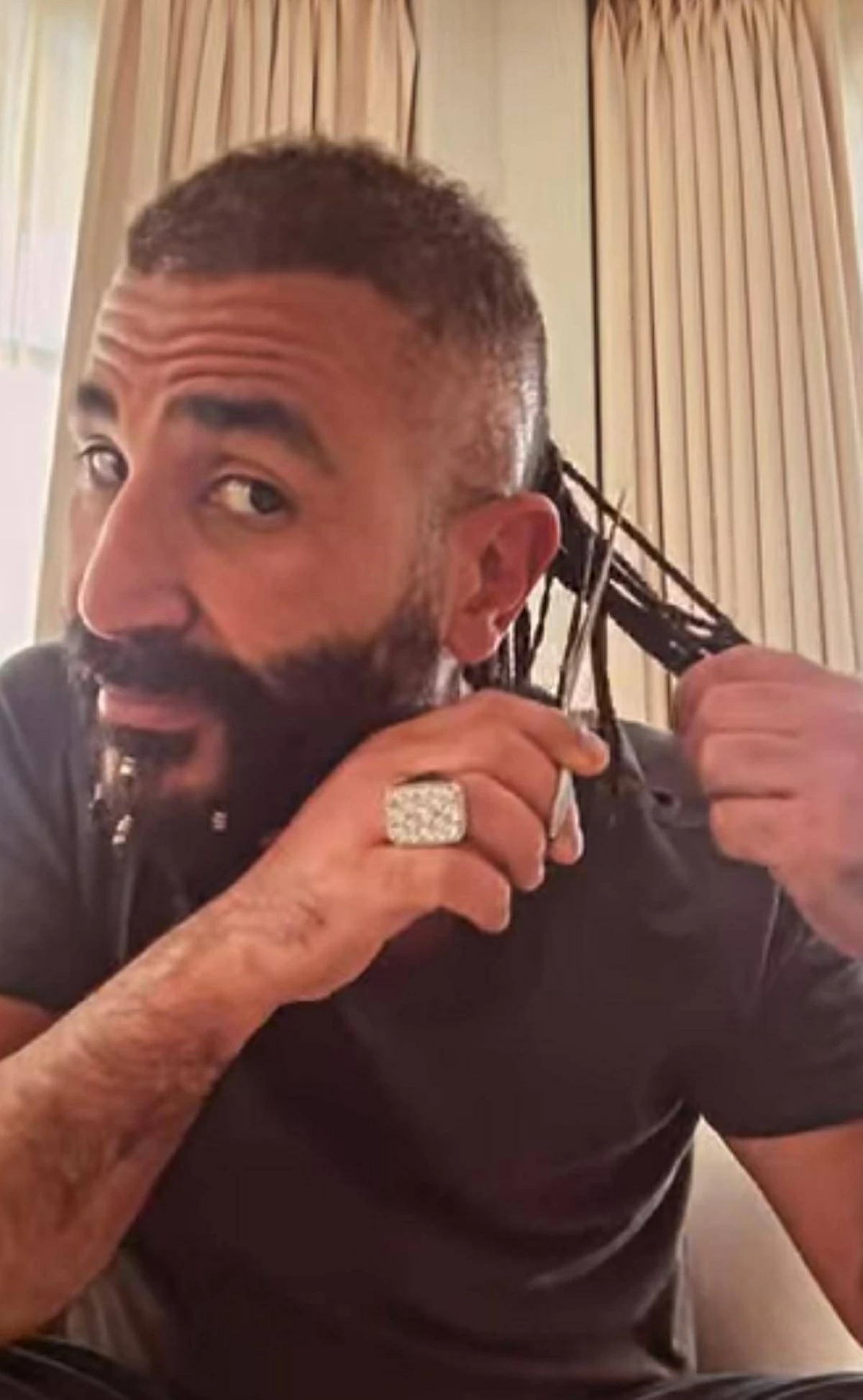 «تُبت عن أى حاجة غريبة».. أحمد سعد يفاجئ جمهوره بقص شعره وذقنه (فيديو)