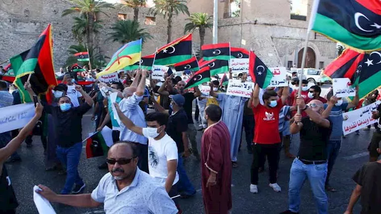 الاحتجاجات تتصاعد.. إغلاق وزارتي الحكم المحلي والنفط ودائرة بشركة الكهرباء في طرابلس