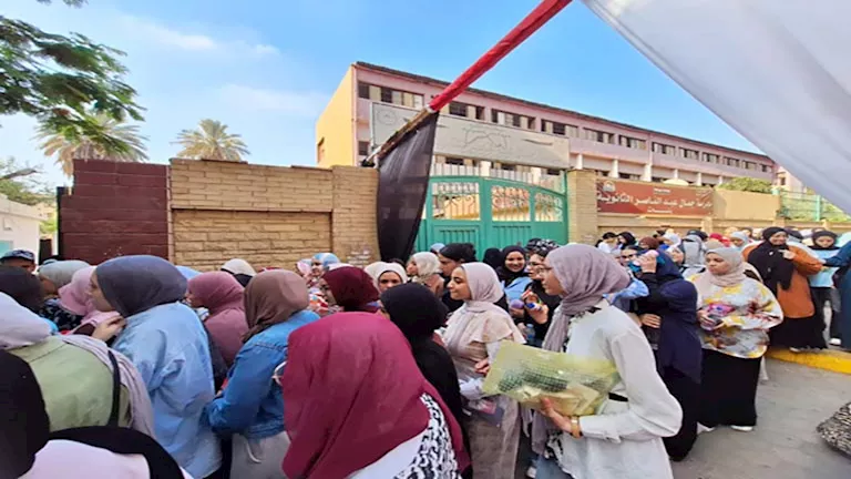 على سجادة .. تداول صور مزعومة لامتحان اللغة الإنجليزية